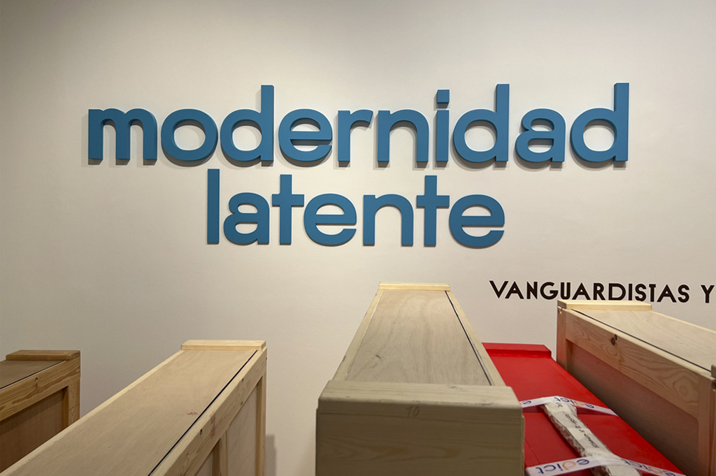 Montaje exposición "Modernidad latente"